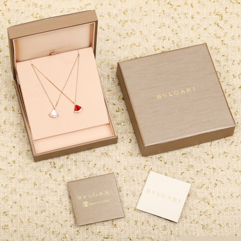 Bo*te*ga venenta necklaces